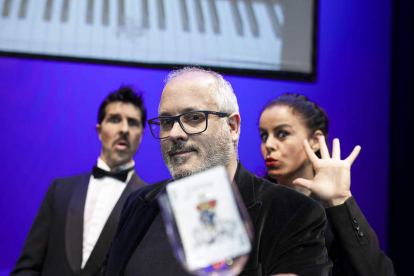 MagoMigue trae a León ‘Concierto para baraja y piano’, un espectáculo en el que también participan Piñaki Gómez y Paz Sabater. DL