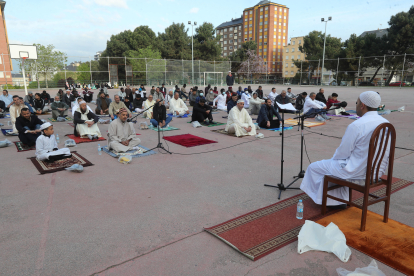 Musulmanes en Ponferrada rezan en el fin del ramadán en el parque del Temple. L. DE LA MATA