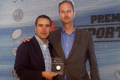Ángel Jareño, de Agustinos, recoge el premio.