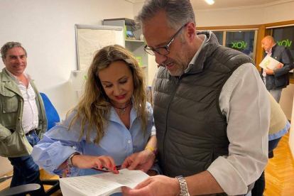 Blanca Herreros y Carlos Pollán analizan los datos. DL