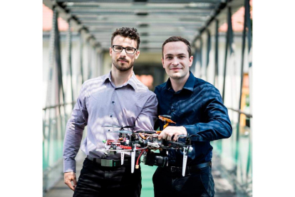 David Baûout y Adam Ferencz posan con su nuevo dron inteligente. JAN PROKOPIUS