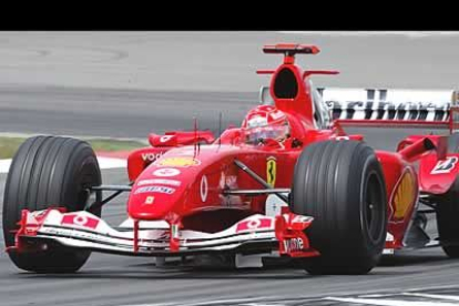 Tras el atasco inicial, Schumacher empezó a marcar récords del circuito y Raikkonen no podía seguirle con lo que se dedicó a taponar a Fernando Alonso y al japonés Takuma Sato.