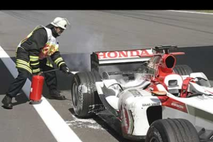 Otro piloto al que tampoco le acompañó la fortuna fue al japonés Sato. Primero chocó con Barrichello y en los boxes perdió cuatro puestos y tras su incorporación al circuito, se incendió el motor de su Honda y tuvo que abandonar.