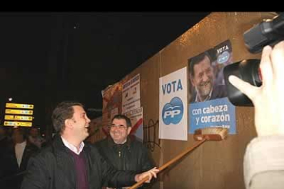 El Partido Popular inició su campaña electoral en Ponferrada en la avenida Pérez Colino de la mano del candidato número 2 al Congreso de los Diputados y actual alcalde de Ponferrada Carlos López Riesco, y el candidato al Senado Fidel Cerezales. Los populares participaron  en la pegada de carteles, junto con afiliados y simpatizantes y aprovecharon el acto para tirar por tierra los cuatro años de gobierno socialista e insistir en que la mejor opción para las Generales es votar al PP. En la imagen, Riesco pega un cartel en presencia de Cerezales.