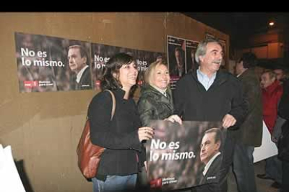 La candidata número 2 del PSOE al Congreso de los Diputados para las Elecciones Generales del 9 de marzo Amparo Valcarce participó en Ponferrada en el primer acto de campaña electoral. La distribución de imágenes del candidato socialista a la presidencia del Gobierno contó con la presencia de otros representantes del PSOE, como Helena Castellano ?candidata al Congreso? (izda.)  y Antonio Canedo ?al Senado? (dcha.). Valcarce, en el centro, pidió el voto para el PSOE para «seguir avanzando», explicó.