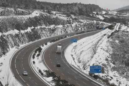 Imagen de la A6 autovia del Noroeste, kilómetro 351, cerca del alto del Manzanal del Puerto