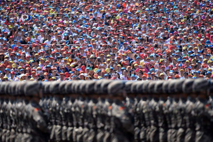 Militares chinos en formación durante un desfile militar. EFE