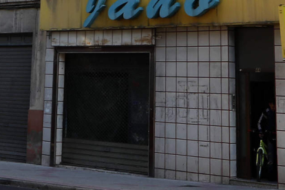 Entrada al edificio okupado, en el número 44 de la calle Álvaro López Núñez, a poca distancia del colegio Maristas. RAMIRO