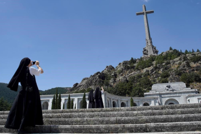 Una monja, de visita en el Valle de los Caídos