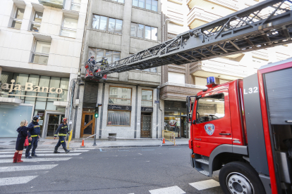 Los bomberos de León intervienen en la caída de cascotes en la calle Santa Nonia de la capital
