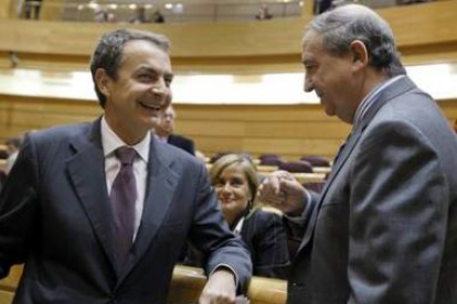 El presidente del Gobierno, Zapatero, conversa con el senador del PNV, Anasagasti.