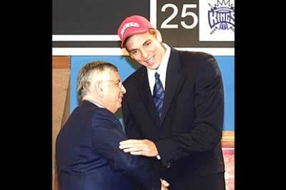 Fue elegido con el número 3 por los Atlanta Hawks. Era el jugador europeo que había alcanzado un puesto más alto en el draft. En la foto, David Stern, comisionado de la NBA, le da la bienvenida.