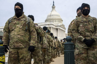 Miembros de la Guardia de Seguridad vigilan el Capitolio de los Estados Unidos tras el asalto. SHAWN TEW