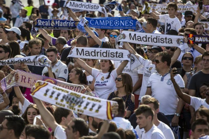 Aficionados del Real Madrid esperan la llegada del equipo madridista a la madrileña plaza de Cibeles, para celebrar el título conseguido de la Liga de Campeones en la final disputada ayer sábado frente a la Juventus en el estadio Millenium de Cardiff.