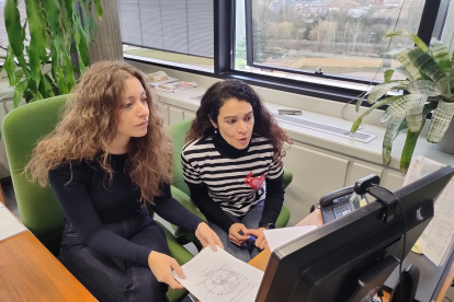 Ester Muñoz e Isabel García durante la reunión. JCYL