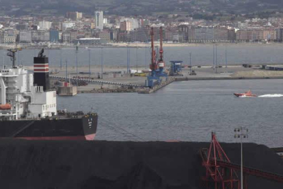 Imagen del muelle del puerto de El Musel en Gijón donde se acumulan miles de toneladas de carbón de importación.