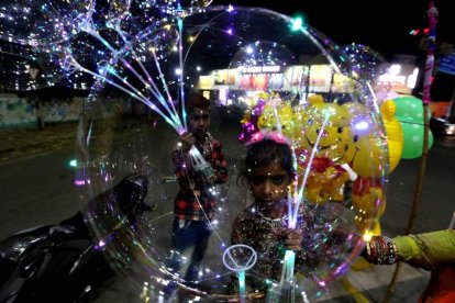 Una niña vende globos en Bhopal (India) en el Día de los Derechos de la Infancia. SANJEEV GUPTA