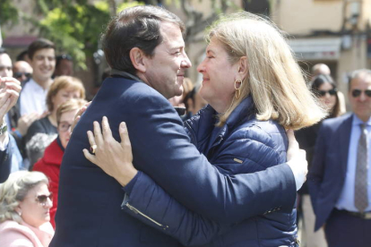 Alfonso Fernández Mañueco abraza a la candidata del PP en León, Margarita Torre. RAMIRO