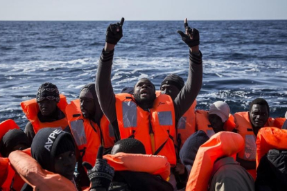 Inmigrantes subsaharianos reaccionan tras ser rescatados por integrantes de Proactiva Open Arms, en el Mediterráneo central, el 12 de enero del 2017.