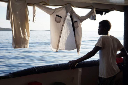 Imagen de un migrante en la costa de Lampedusa. FRANCISCO GETINO