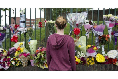 Flores de homenaje al soldado asesinado en Londres.
