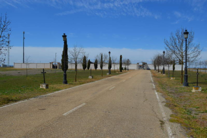 Imagen de la entrada del cementerio de Laguna, junto al que se construirá el velatorio. MEDINA