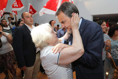 Una mujer abraza efusivamente a José Luis Rodríguez Zapatero al término del mitin celebrado ayer en Toral de los Vados.