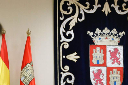 Banderas y escudo en al sede de la Junta de Castilla y León.