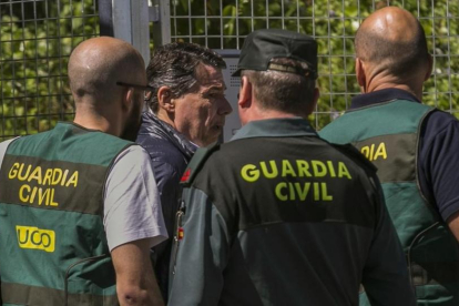 Ignacio González es trasladado a la comandancia de la Guardia Civil de Tres Cantos, en Madrid, el viernes 21 de abril para prestar declaración ante el juez.