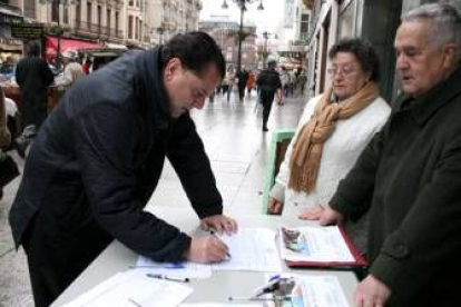 Mario Amilivia, firmando ayer la petición de la Asociación de Amigos del Ferrocarril