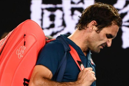 Roger Federer deja la pista cariacontecido tras ser eliminado por Stefanos Tsitsipas.