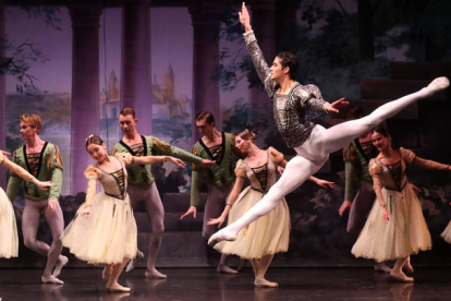 El Ballet Nacional Ruso en una escena de ‘El lago del cisnes’ en el Auditorio Ciudad de León. RAMIRO