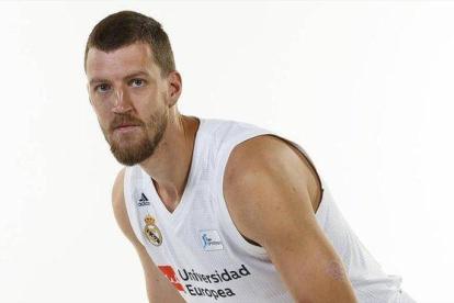 El jugador de baloncesto Ognjen Kuzmic, con la camiseta del Real Madrid.