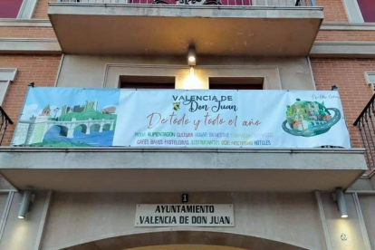 Una pancarta en el balcón del Ayuntamiento que hace referencia a las excelencias coyantinas. DL