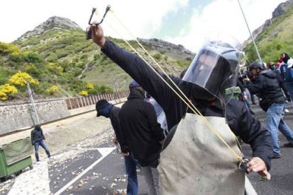 Minero protegido casi como un agente antidistrubios | Ramiro.