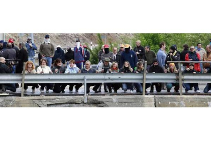 Las mujeres y los familiares de los mineros apoyan la protesta golpeando con piedras las defensas de la autopista. Ramiro.