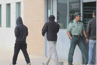 Dos de los mineros puestos ayer en libertad. Luis de la Mata