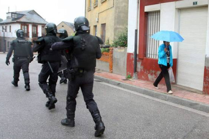 Los antidisturbios entran en San Román de Bembibre. César Sánchez