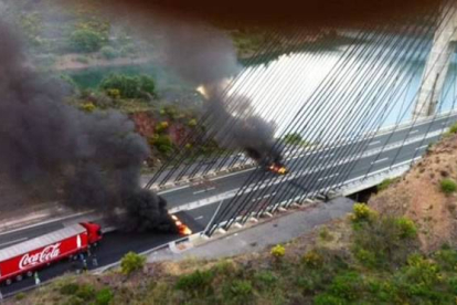 El puente Fernández Casado fue cortado de nuevo ayer.