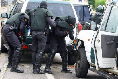 Dos vehículos de la Guardia Civil chocaron en San Román de Bembibre. César Sánchez