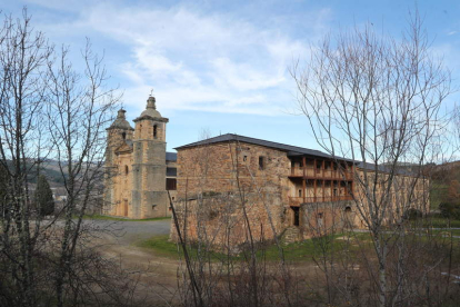 Imagen de archivo del monasterio de San Andrés con la Casa Parroquial en primer término. L. DE LA MATA