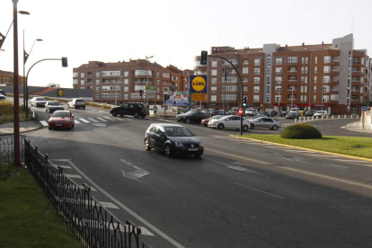 Cruce entre las calles Antonio Vázquez y Párroco Pablo Díez con afluencia de tráfico.