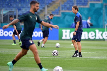 Mancini en un entrenamiento de la selección italiana que tan bien se estrenó en la Eurocopa. FERRARI