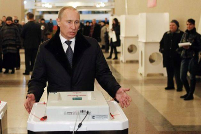 El primer ministro ruso, Vladimir Putin, se dirige a la prensa tras votar en Moscú, hoy.