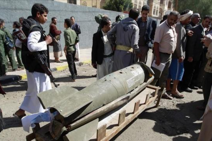 Manifestantes llevan restos de un misil saudí a la sede de la ONU en Saná.