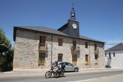 Priaranza, en la imagen su Casa Consistorial, y Ponferrada son los municipios beneficiados. DE LA MATA