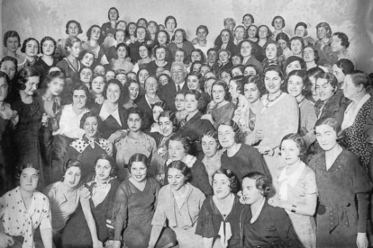 El presidente Niceto Alcalá Zamopra con las mujeres que estudiaban en la Residencia de Señoritas en 1933