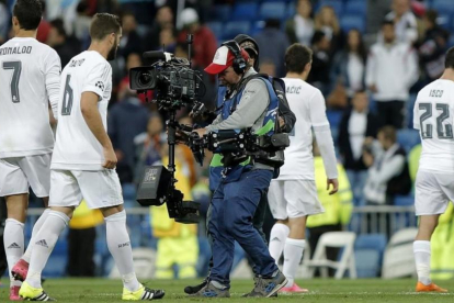 Operador de cámara, durante el partido de la Champions Real Madrid - Shakhtar Donetsk.