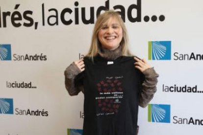 La diseñadora María Lafuente posa en una imagen de archivo con la camiseta solidaria