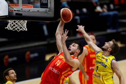 El alero de la selección española de baloncesto Jonathan Barreiro (i) entra a canasta ante la oposición de Lucas Tohatan (d). MIGUEL ÁNGEL POLO